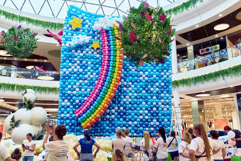 Создание гигантской фотозоны из латексных шаров с помощью клея KODA.